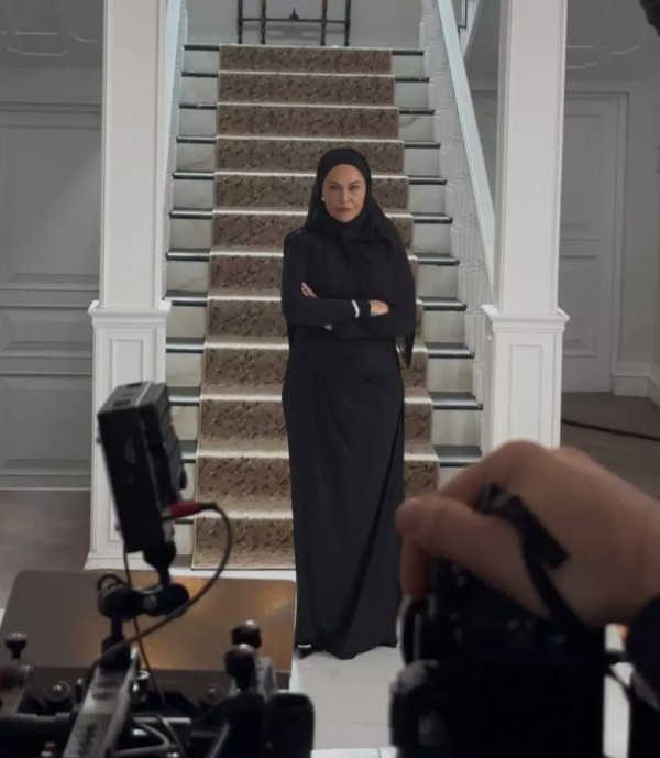 Hülya Avşar yeni rolü için başörtüsü taktı!